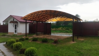 Арочный навес с крышей из поликарбоната для стоянки авто Арочный навес с крышей из поликарбоната для стоянки авто