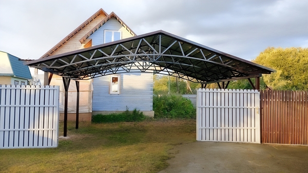 Двускатный автонавес во двор частного дома, профлист