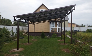 Односкатный навес с крышей из профнастила для установки на загородном участке Односкатный навес с крышей из профнастила для установки на загородном участке
