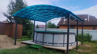 Навес арочный из голубого поликарбоната для зоны с бассейном Навес арочный из голубого поликарбоната для зоны с бассейном